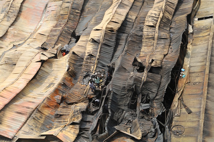 গুলশান-১ এর ডিএনসিসি মার্কেটে অগ্নিকান্ডের পর সেখানকার চিত্র (ছবি: আল-আমিন পাটওয়ারী)  