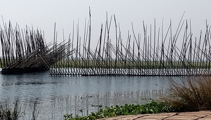 সোঁতিজাল দিয়ে বাধ নির্মাণে মাছ শিকার, হাজারো কৃষকের সর্বনাশ